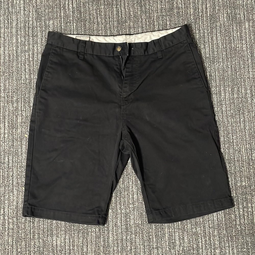 Volcom Black shorts size 33